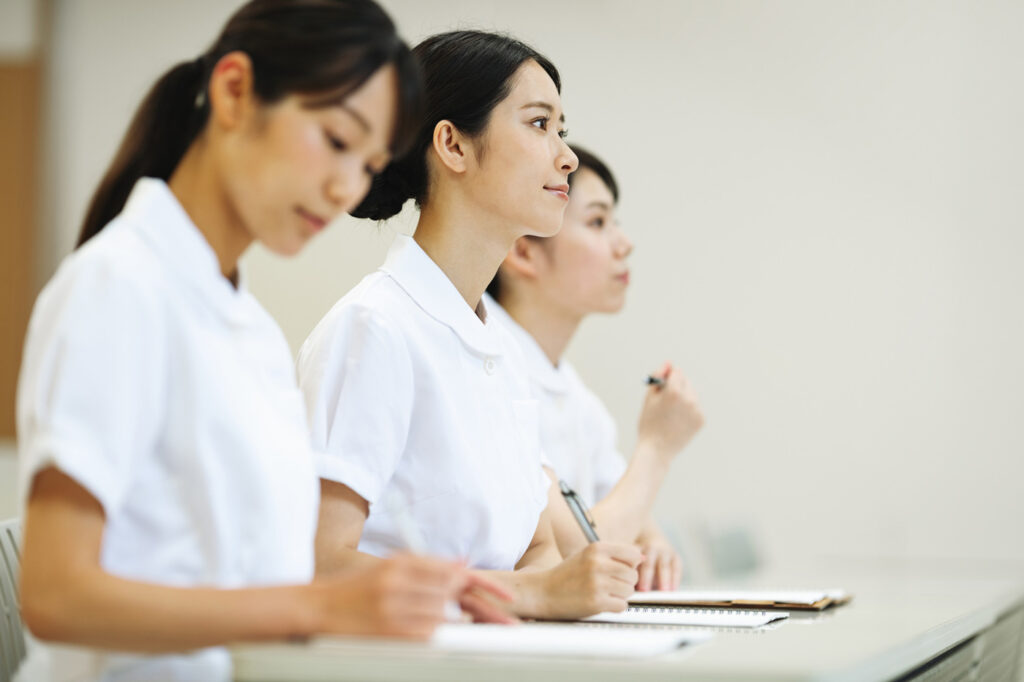 【看護専門学校の学費の平均は？】学費が安い学校＆学費を安く抑える方法も紹介！ | 専門学校・スクール学費ランキング【2024年度最新版】